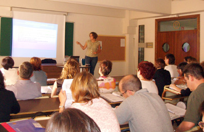 Imagen del curso en la que la profesora explica a los alumnos