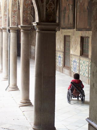 Foto "Por el pasillo" de Layla Abalhadj. Concurso de Fotografía Digital del INICO 2007. Mención Especial Universidad y Discapacidad
