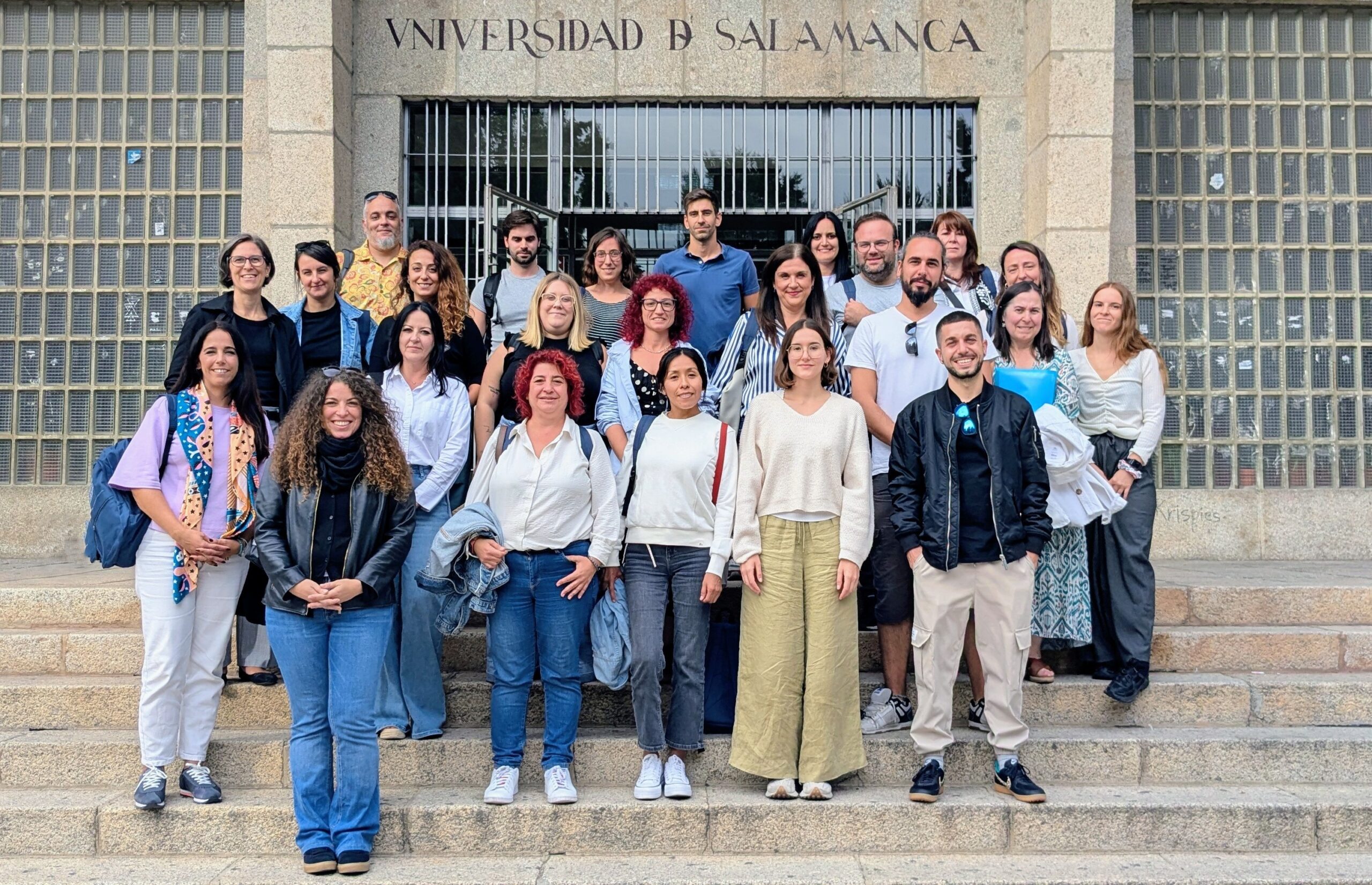 Foto de los alumnos del máster 2025-2027 en la puerta de la Facultad de Psicología. Foto: David Aparicio