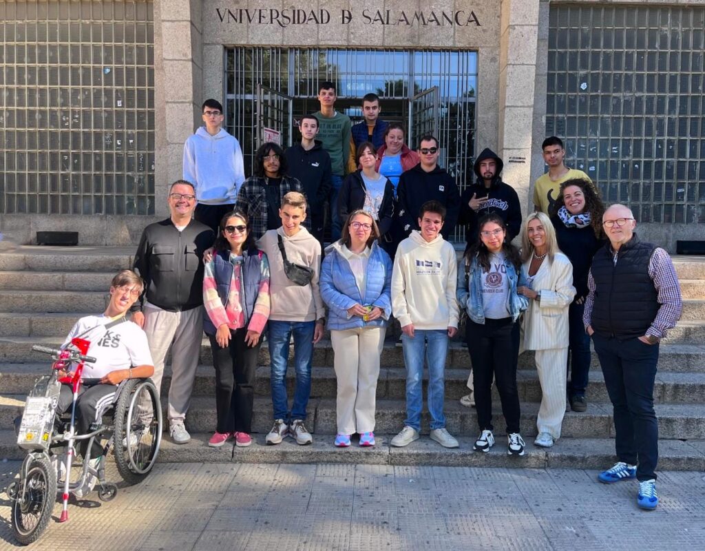 alumnos y profesores frente la a facultad de psicología