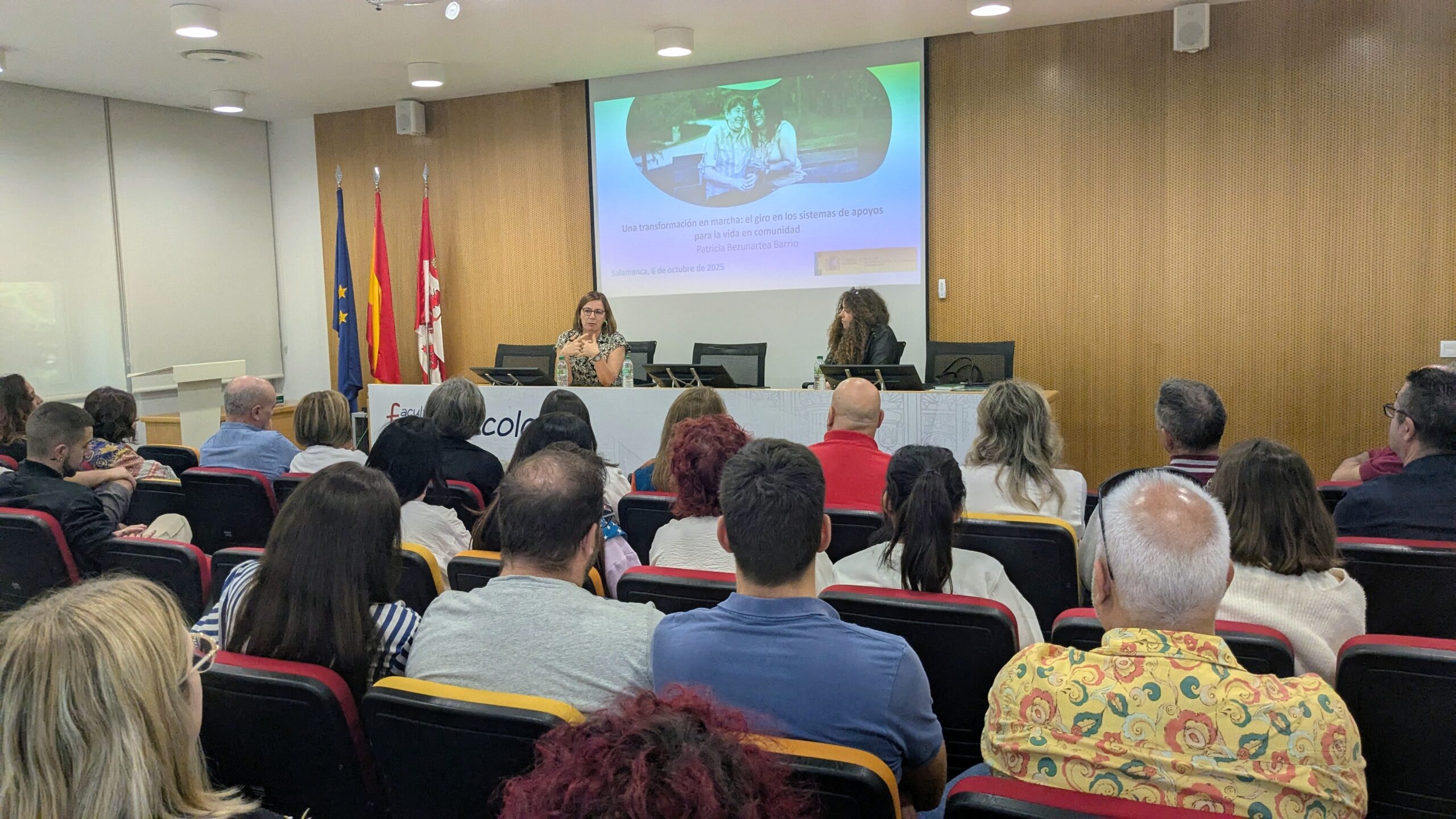 Patricia Bezunartea impartiendo una conferencia. Foto: David Aparicio