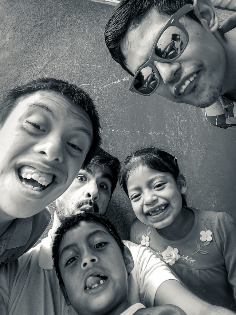 Generación "selfie" en el recreo, de Mateo Henríquez Avila, Primer Premio 2025 Concurso fotografía del INICO "Las personas con discapacidad en la vida cotidiana"