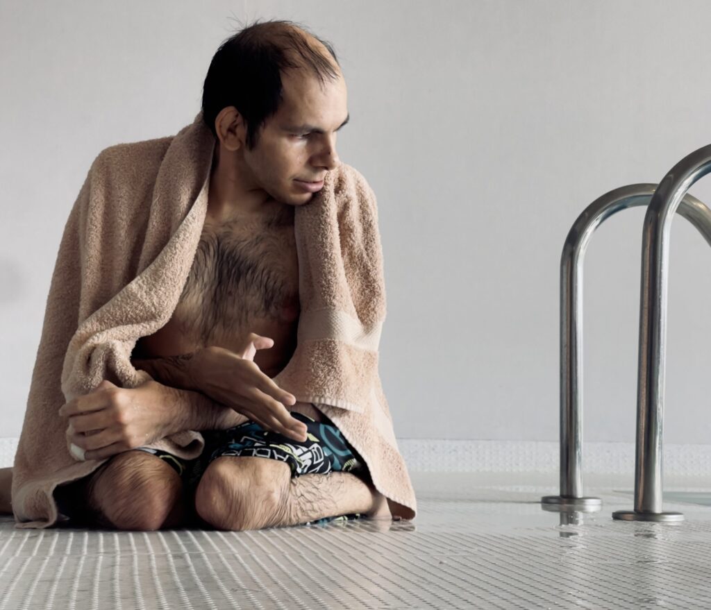 Al salir del agua, de Modesta Quispe Quintana, Segundo Premio 2025 Concurso fotografía del INICO "Las personas con discapacidad en la vida cotidiana"