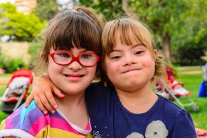 Amigas. De Rocío Silla. Finalista 2018 Concurso de fotografía del INICO "Las personas con discapacidad en la vida cotidiana". Premio Fundación Aliados por la Integración. La foto muestra a dos niñas con discapacidad intelectual abrazadas.