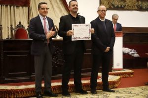 Emiliano Díez recogiendo el premio María de Maeztu de manos del rector Juan Manuel Corchado